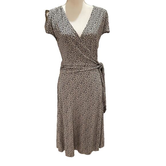 ANN TAYLOR SIZE 6 BLACK AND TAN SMALL LEAF PRINT CAP SLEEVE WRAP DRESS 6 - Picture 2 of 5